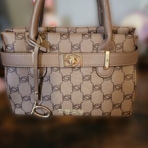 BEBE BRAND HANDBAG. A CLASSIC Evie Small Satchel